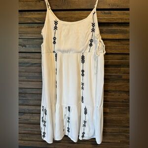 Maurices MED Black Aztec Embroidered White Dress‎ Sleeveless Summer Ruffled Boho